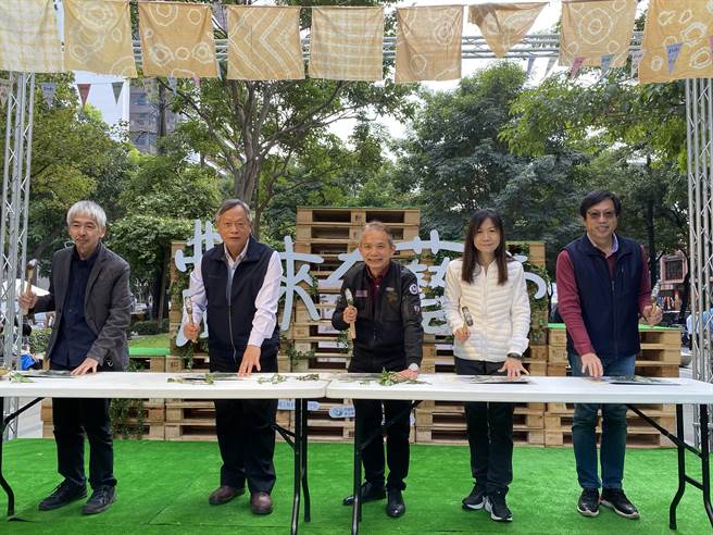 行政院农业委员会水土保持局及国立台湾工艺研究发展中心在台中勤美绿园道举办「农来有艺市」活动，吸引许多民眾参观选购。（冯惠宜摄）