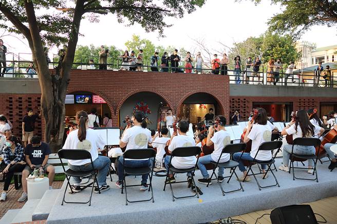 闭幕演出由「臺湾风歌乐集x弓爵大提琴乐团x微熟成乐团」担纲，臺湾风歌乐集以田野调查，制作具在地文化特色的歌谣，结合大编制的大提琴等乐器，唱出熟悉又创新的凤山歌谣。(摄影/Carter)