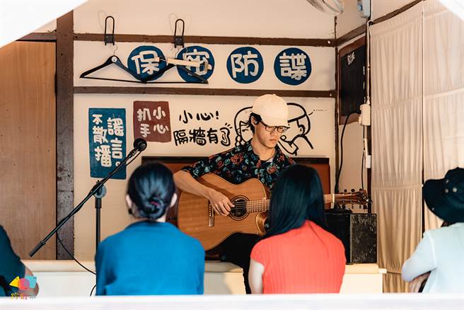 《欸，我回来拉！》音乐创作者邱宥芩邀请观赏者参与演出，结合音乐、戏剧与环境氛围，探索自己内心的声音。(摄影/朱上均)