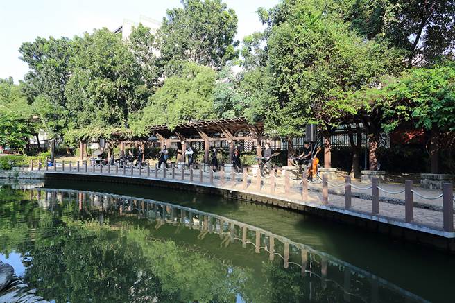 在曹公圳演出的「源」以饮水思源为发想，创作者赵自在藉由音乐演出，从城市的起点水源开始，道出对环境保育的思考与重视。(摄影/Carter)