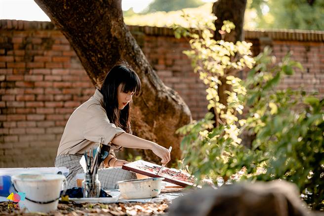 画家蔡沐橙在凤山黄埔新村即兴作画，诠释抽象的凤山印象，而即兴作画的过程本身也成为一种行为艺术。(摄影/朱上均)