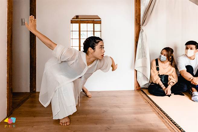在黄埔新村演出的《眷村故事—时光收纳》，创作者游婷芳穿梭日式老宅角落，以肢体互动映照自身记忆，构筑顏色已经斑驳的年代。(摄影/朱上均)