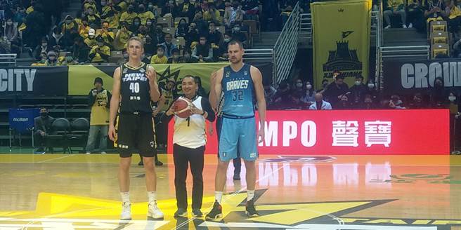 新北市長侯友宜18日前往新莊體育館觀看P.LEAGUE＋新北國王籃球場主場開幕戰（戴上容攝）