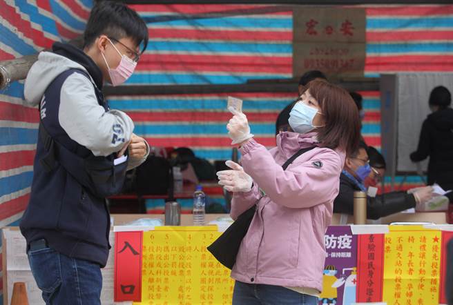 4大公投案投票18日登场，民眾陆续进入投票所，并在选务人员协助下将不同顏色选票投进票匦。（姚志平摄）