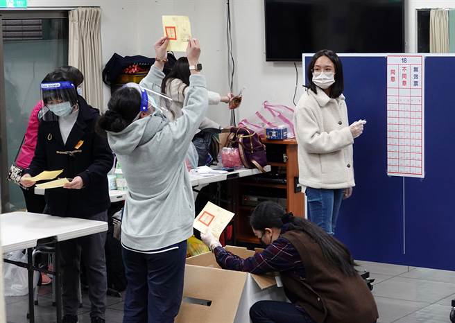 四大公投18日登场，下午4点投票截止后 选务人员在投开票所开始唱票。（张铠乙摄）