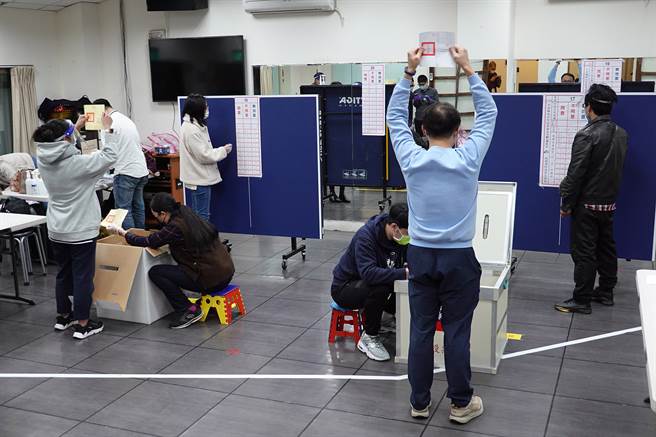 4大公投案投票时间在下午4点截止后，各投票所立即开票。（姚志平摄）