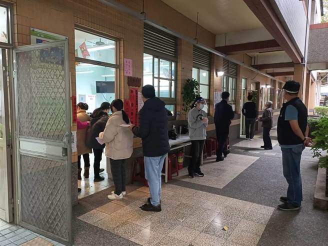 宜蘭地區上午天氣濕冷，出門參與公投投票的民眾並不踴躍。（胡健森攝）