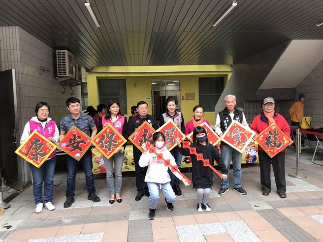 园市社区文化培力协会在年底举办「亲子挥毫迎新春」活动。(谢美英提供／吕筱蝉桃园传真)