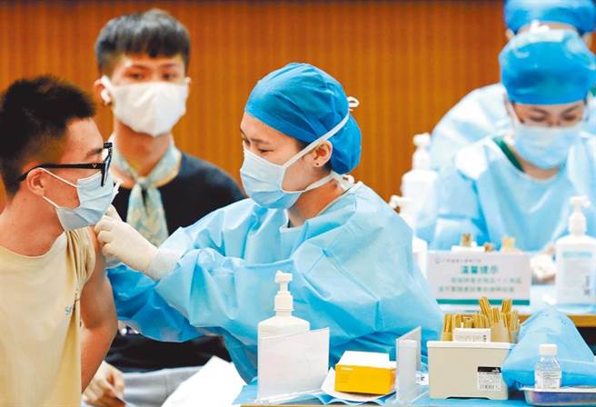 大陆新冠疫苗接种累计26亿剂次，有11.8亿人已完成两剂全程接种。（新华社）