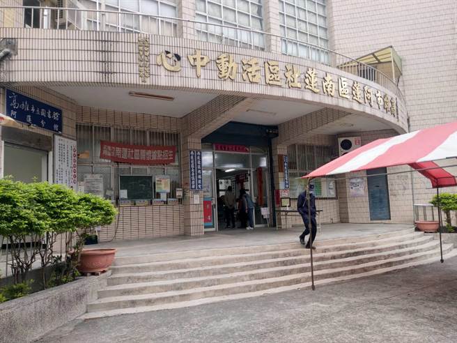 江男因第20案不慎蓋錯欄位欲更改，選票遲遲不願投入票匭，因而和太太發生拉扯，致選票撕破。（民眾提供／林雅惠高雄傳真）