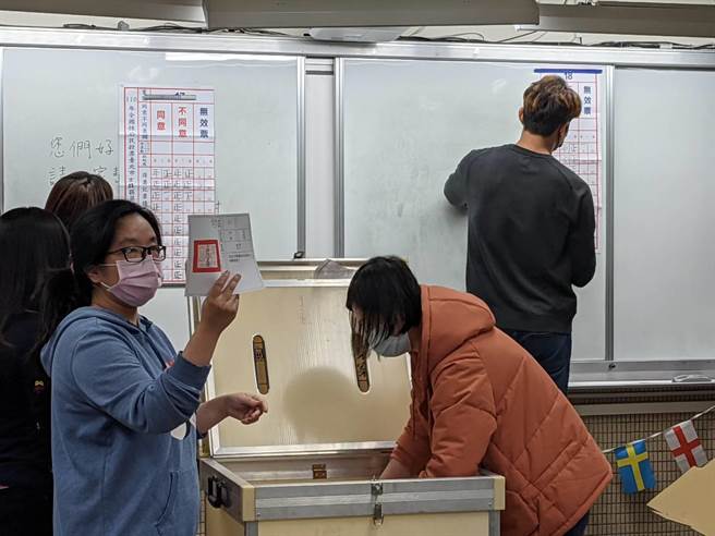 台北市天玉里開票作業。(圖/記者 葉宣婕現場拍攝)
