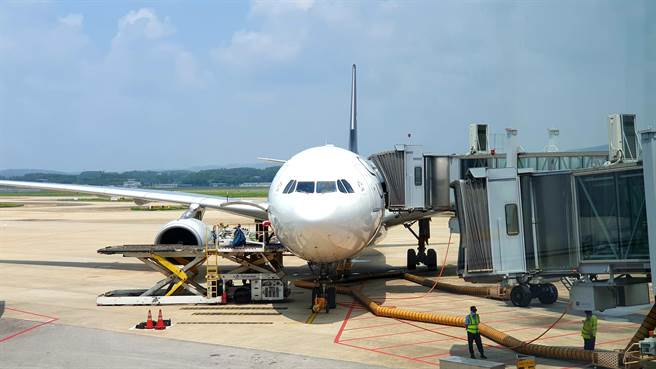 大陸民航局4條「外防輸入」措施，建議旅客飛行中減少不必要走動。（藍孝威攝）