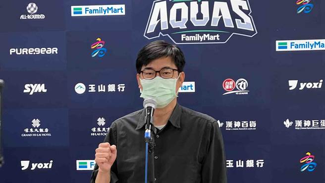 高雄市長陳其邁今（18）日傍晚赴高雄巨蛋為高雄全家海神職籃與新北中信特工開幕戰進行開球，他一派輕鬆說，「現在開球比開票重要」。（柯宗緯攝）