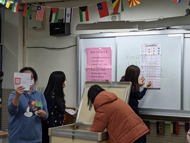 图为台北市天玉里开票作业。(叶宣婕摄)
