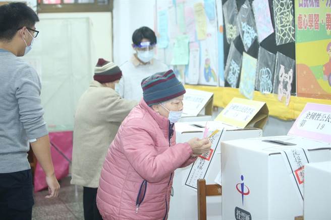 反萊豬、公投綁大選、重啟核四及珍愛藻礁四大公投18日登場，雖氣溫驟降，民眾穿上保暖衣物至投票所投票。示意圖非當事人（陳怡誠攝）