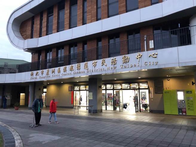69岁王妇18日中午12时许，于芦洲区信义路溪墘涌莲市民活动中心投票时，疑不小心盖错第18案「反莱猪进口」公投票，当场撕毁选票，因此遭法办（民眾提供／戴上容新北传真）