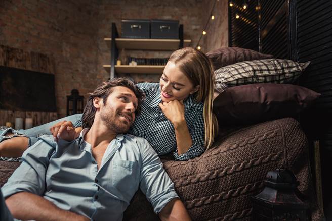 1名男網友日前與女友愛上「吸蒟蒻」，2人喜歡在睡前吸蒟蒻當作消夜，既有飽足感也較無負擔，但沒想到2人在房間「吸吸漱漱」的聲音引起母親誤會。（示意圖/Shutterstock提供）