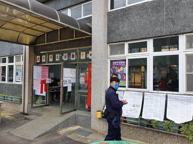 「新北章魚哥」建德里稍早完成公投票數統計，4項公投不同意票皆大於同意票，但票數相差不大。（蔡雯如攝）