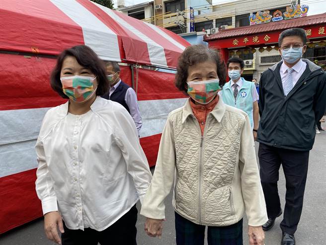 嘉義市長黃敏惠與母親到投開票所投公投票。（廖素慧攝）