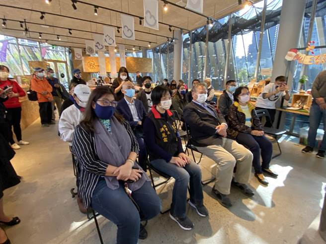 台中市直轄市酒類商業同業公會理事長洪麗霜（左二）指出，台中好酒的酒香傳千里，這幾年來台灣酒類靠著實力，漸漸站上世界的舞台。（盧金足攝）