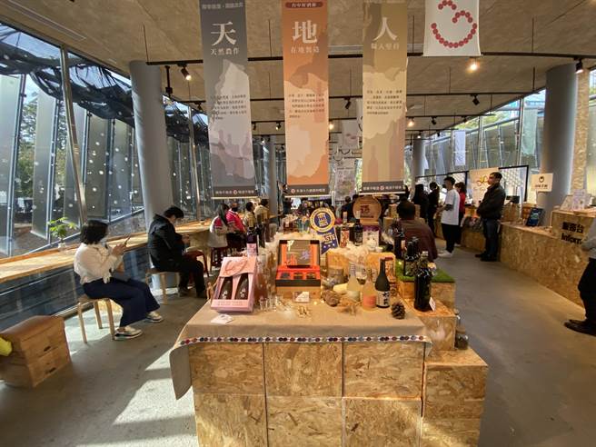 第2屆2021「台中好酒節」18日在秋紅谷景觀生態公園-心之谷教育園區展出。（盧金足攝）