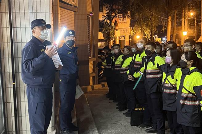 四大公投投票，18日登场，雾峰警分局长李建兴一早就召开勤前教育，确保投票平和结束。（雾峰分局提供／黄国峰台中传真）