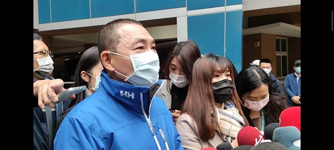 新北市長侯友宜先前因未明確表示公投立場，引來藍營不滿，稍早不少網友看到開票結果，更湧入侯友宜臉書留言嗆聲稱「明年絕對不會投你」、「政治人物對政策不表態，投屁啊，假掰」等語。（陳慰慈攝）