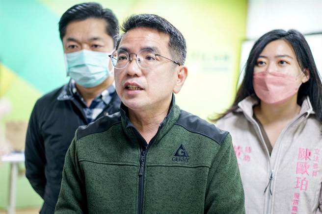 民進黨籍宜蘭市長江聰淵（中）指出，公投案4個不同意領先的差距比預期還高。（李忠一攝）