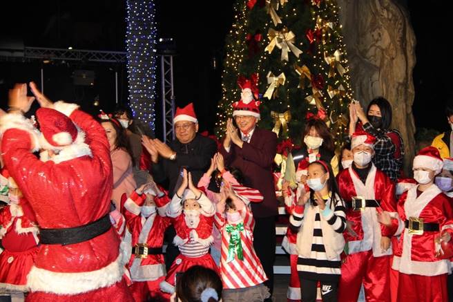 新民高中举办耶诞感恩祈福点灯活动，教职员子女装扮成小天使发送糖果，气氛温馨。(林欣仪摄)