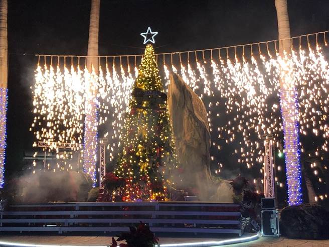 新民高中举办耶诞感恩祈福点灯活动，上千盏LED登让校园变得璀璨。(林欣仪摄)