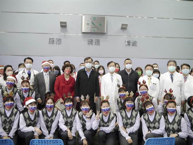 新民高中举办耶诞感恩祈福点灯活动，现场气氛欢乐、温馨。(林欣仪摄)