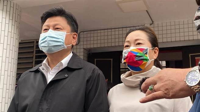 傅昆萁（左）对于公投失利，认为貌合神离的在野党彻底被打败。（罗亦晽摄）