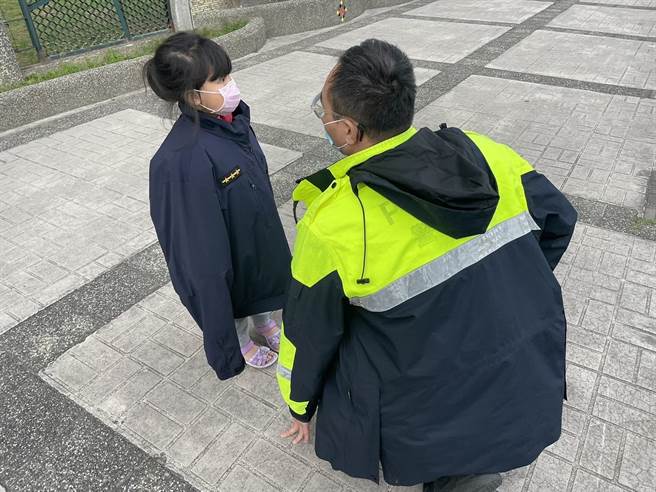 女童与外婆走失，幸好员警发现通知家属避免意外发生。（警方提供／吕筱蝉桃园传真）