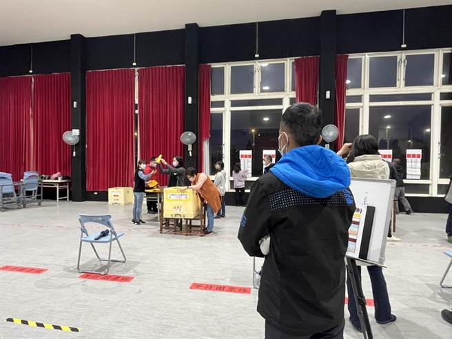 大潭里里长彭明聪一路从投票待到开完票，全程紧盯现场。（陈梦茹摄）