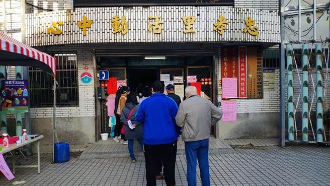 苗栗縣這次公投總投票率將近4成，四項公投同意票數都大於不同意。（李京昇攝）