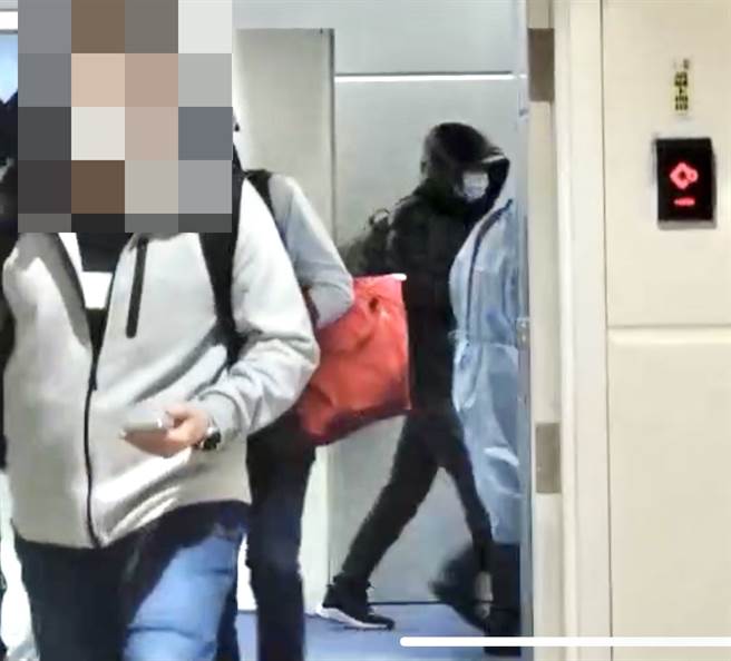 藝人王力宏（右著黑衣者）18日搭機抵台，下機後直接從空橋走下機坪前往商務中心。（機場記者聯誼會提供）