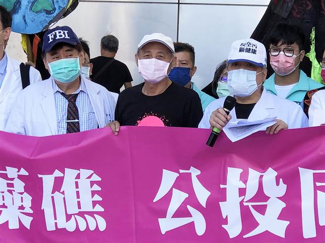 台湾健康空气行动联盟理事长叶光芃(右)指出，四大公投未过关，主要是执政者制造政党对立，透过陆海空进行不对等宣讲，对民进党形象没有加分。(陈世宗摄)