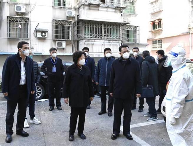 大陆国务院副总理孙春兰（前排左二）18日考察浙江绍兴曹娥街道望江公寓，了解封控社区统筹抓好疫情防控和生活保障情况。 （浙江新闻用户端）