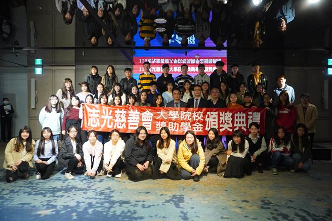 志光教育科技集团在岁末年终，举办「志光慈善会」大学院校奖助学金颁发餐会，大手笔发出200万奖学金。(志光提供／林欣仪台中传真)