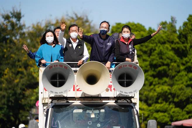 公投前夕，车队扫街，右起立委许淑华、国民党主席朱立伦、南投县长林明溱、立委马文君。（国民党南投县党部提供／廖志晃南投传真）