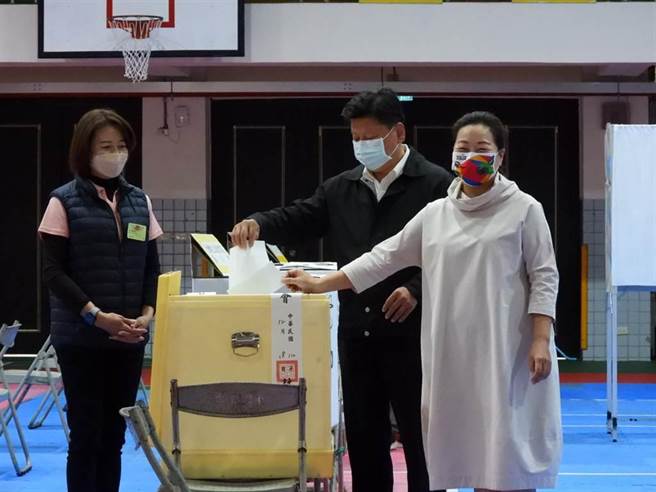 徐榛蔚（又）上午与丈夫、立委傅昆萁前往投开票所投下公投票。（罗亦晽摄）