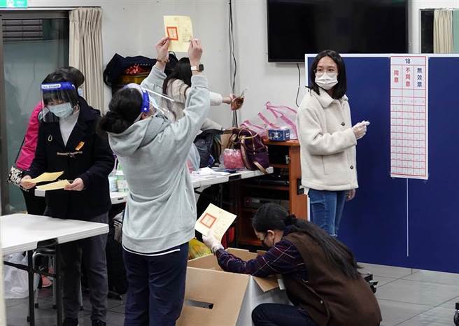 四大公投18日登场，下午4点投票截止后 选务人员在投开票所开始唱票。（张铠乙摄）