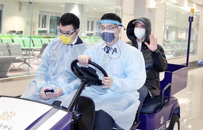 王力宏（右）搭车前往检疫站採检，挥手向媒体致意。（范扬光摄）