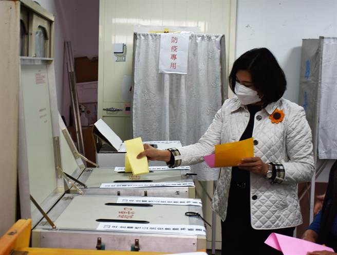 云林县长张丽善今天早上投票。（周丽兰摄）