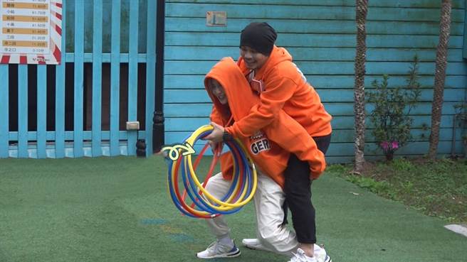 豆花妹（左）使出怪力，一肩揹起黃明志。（中視提供）