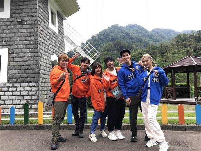 王仁甫(左起)、孫協志、峮峮、黃明志、許孟哲、豆花妹在《飢餓遊戲》中一起玩遊戲闖關。（中視提供）