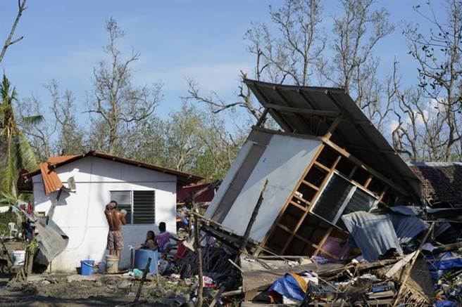 菲律宾遭超级颱风雷伊袭击，官员表示，至少33人遇难，数十人失踪。（图／美联社）