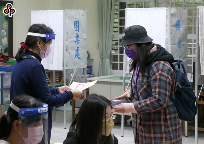 選票全數開出 公投4案不同意完封。（趙雙傑攝）