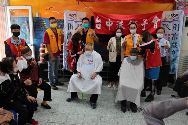 致用高中美容科昨日舉辦歲末寒冬送暖「愛心義剪」社區巡迴服務。（致用高中提供）