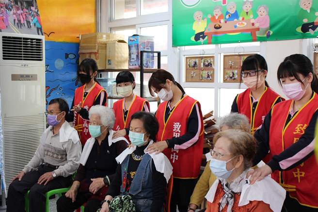致用高中美容科昨日舉辦歲末寒冬送暖「愛心義剪」社區巡迴服務。（致用高中提供）